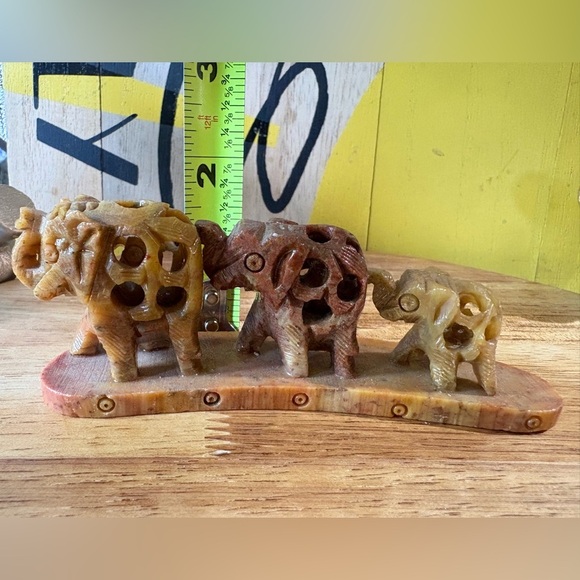 Vintage Hand-Carved~ Row of 3 Elephants Soapstone Figurines 🐘 - Picture 9 of 17